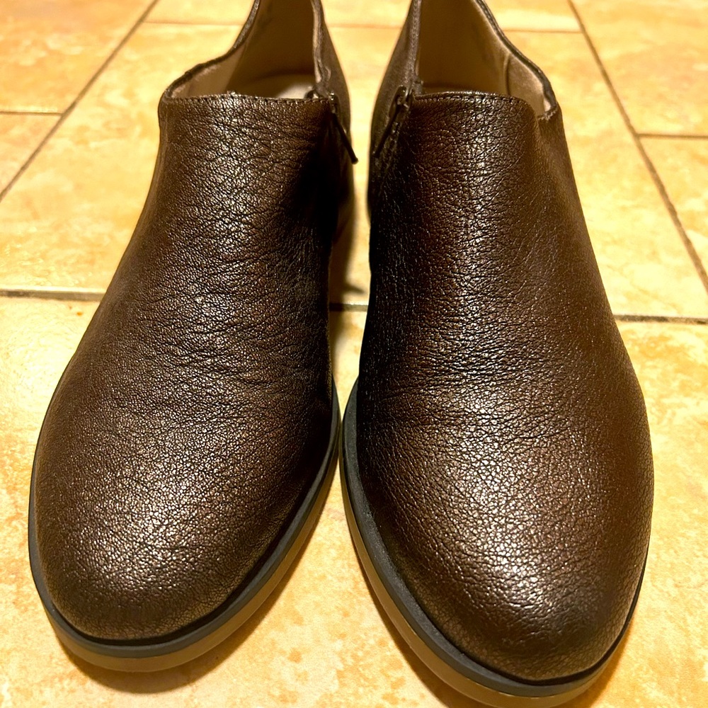 Naturalizer slip-on low cut shoes with zipper.